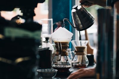 Foto pelanggan menikmati kopi pagi