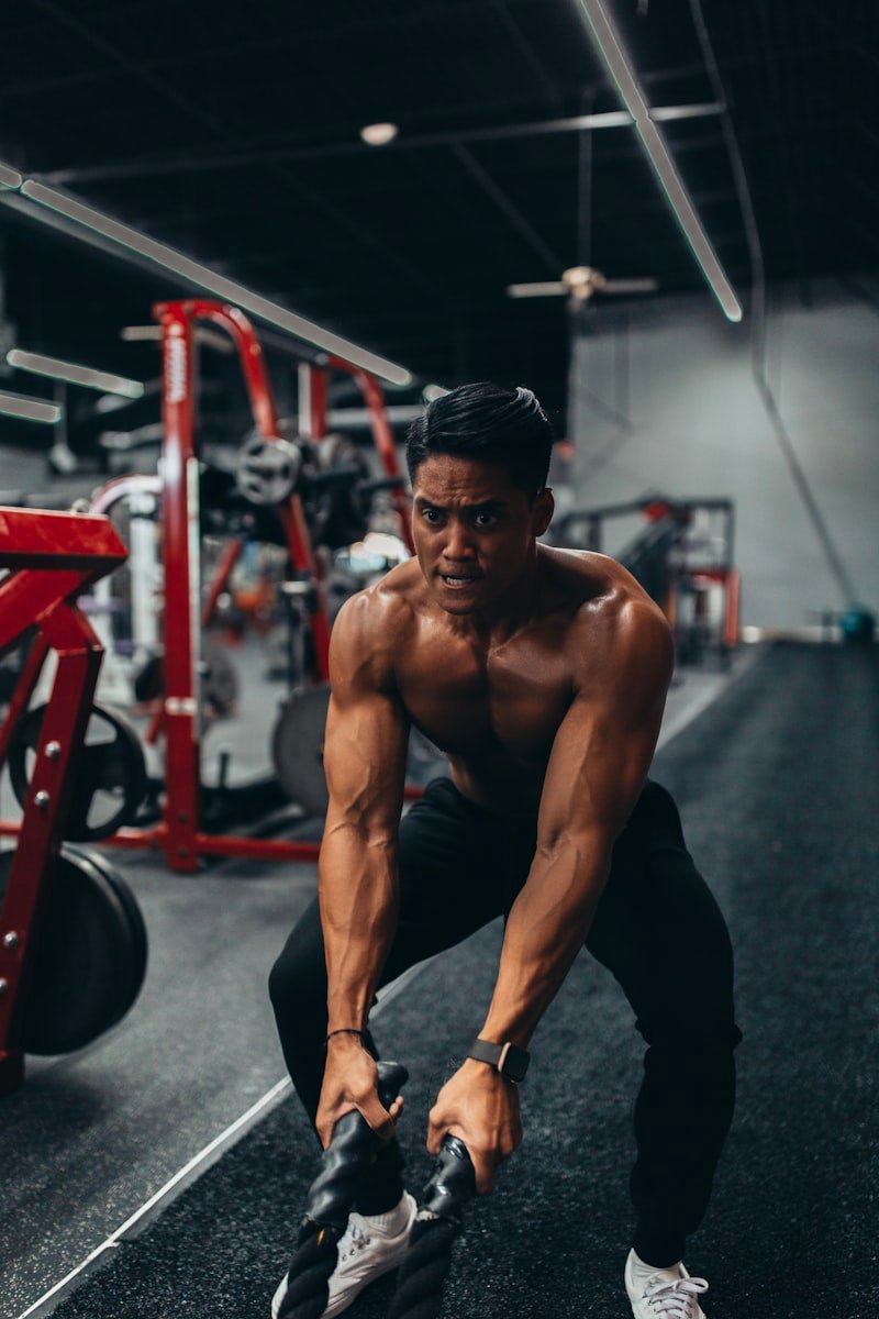 Coach Reza, founder Forte Athletic, sedang menguji bahan teknis apparel