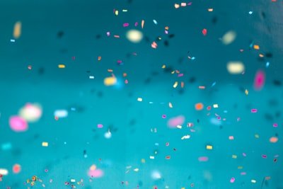 Foto pelanggan dengan paket kado Inkwell di meja